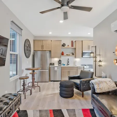 Holiday home 10 Min Drive Downtown, Roof Deck, Pet Friendly