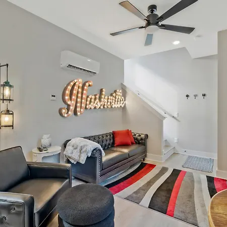 10 Min Drive Downtown, Roof Deck, Pet Friendly Holiday home