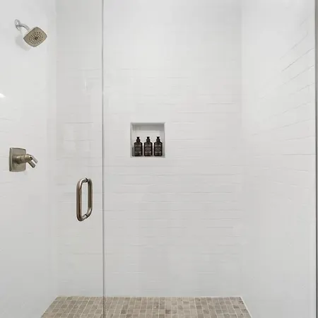 Chic Oasis 2 Miles From Dt - Pool Table - B-dashy Holiday home