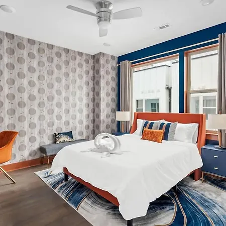 Chic Oasis 2 Miles From Dt - Pool Table - B-dashy Holiday home