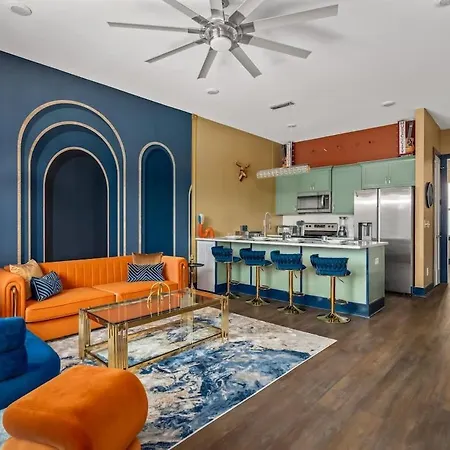Chic Oasis 2 Miles From Dt - Pool Table - B-dashy Holiday home *