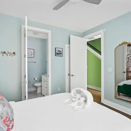 Bloom Haus Dt 2miles - 8 Q Beds - Rooftop - Omg