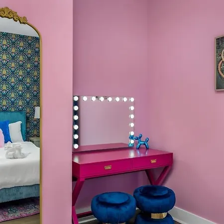 Holiday home Disco Cowgirl Broadway 2miles - 8 Q Beds - Rooftop - Omg