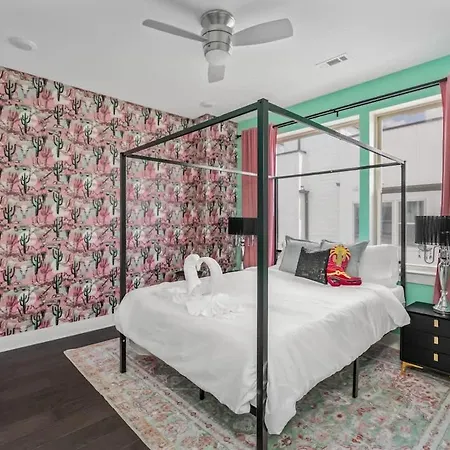 Holiday home Disco Cowgirl Broadway 2miles - 8 Q Beds - Rooftop - Omg *