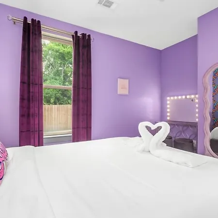 Holiday home Girls' Getaway - Flamingle House - Broadway 2 Miles - Rooftop - Wow