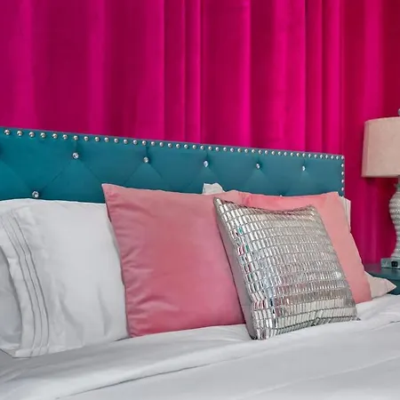 Holiday home Girls' Getaway - Flamingle House - Broadway 2 Miles - Rooftop - Wow *