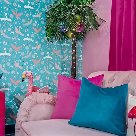 Holiday home Girls' Getaway - Flamingle House - Broadway 2 Miles - Rooftop - Wow *