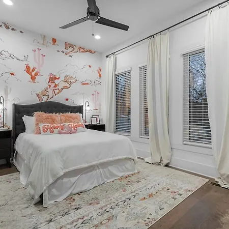 14 Bed Luxe Retreat With Game & Perfect For Large Groups!