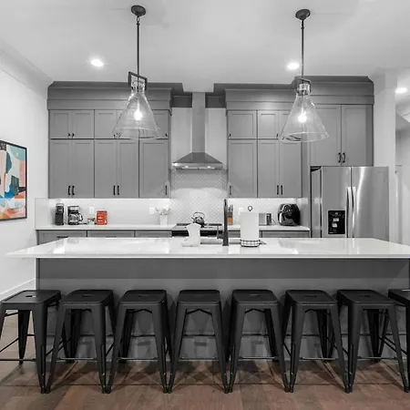 14 Bed Luxe Retreat With Game & Perfect For Large Groups! *