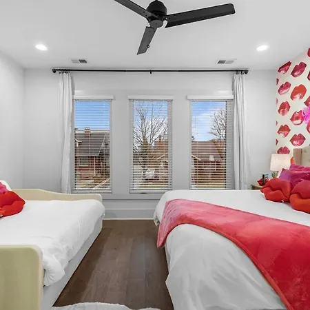 Holiday home 14 Bed Luxe Retreat With Game & Perfect For Large Groups!