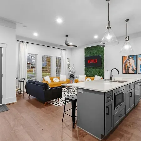 Holiday home 14 Bed Luxe Retreat With Game & Perfect For Large Groups! Nashville