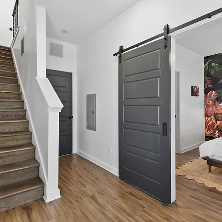3 Miles To Broadway -garage, Patio, Walk To Shops *