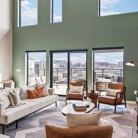 Penthouse Luxury With Pool Patio And View Walk To Broadway *
