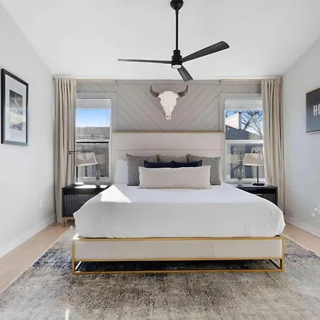 The Traveller New Redesign With Peloton & Sauna! Holiday home Nashville