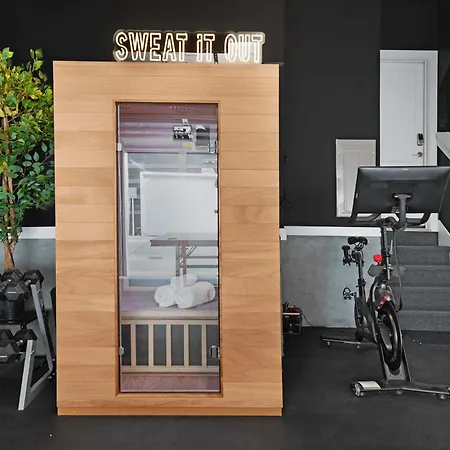 The Traveller New Redesign With Peloton & Sauna! Holiday home *