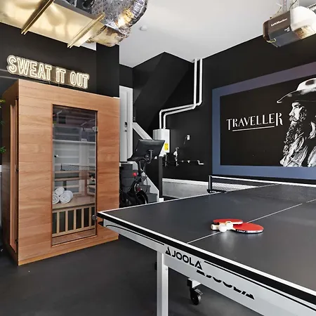 The Traveller New Redesign With Peloton & Sauna! Holiday home Nashville