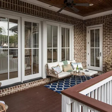 Luxe Large With Movie Room, Hot Tub, Garage Holiday home