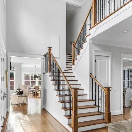 Holiday home Luxe Large With Movie Room, Hot Tub, Garage