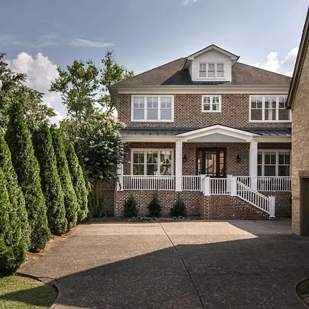 Luxe Large With Movie Room, Hot Tub, Garage Holiday home Nashville