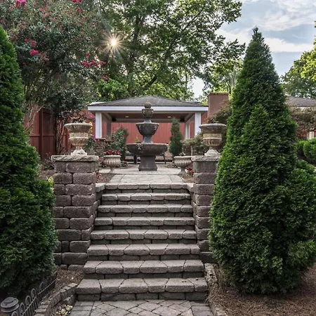 Holiday home Luxe Large With Movie Room, Hot Tub, Garage Nashville