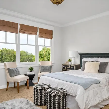 Holiday home Luxe Large With Movie Room, Hot Tub, Garage *