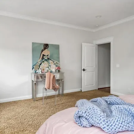 Luxe Large With Movie Room, Hot Tub, Garage Holiday home Nashville