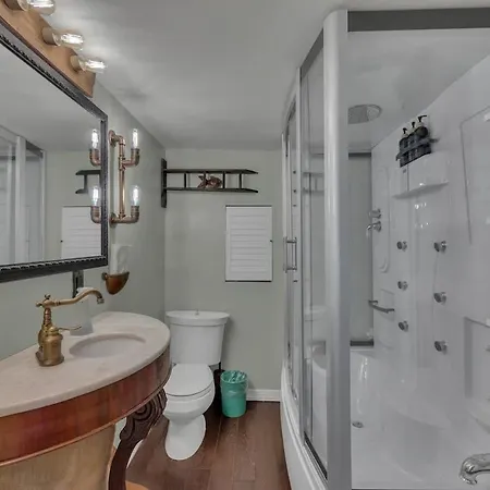 River Rustic Retreat - 15 Mins From Dt Holiday home *