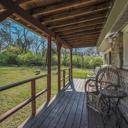 River Rustic Retreat - 15 Mins From Dt