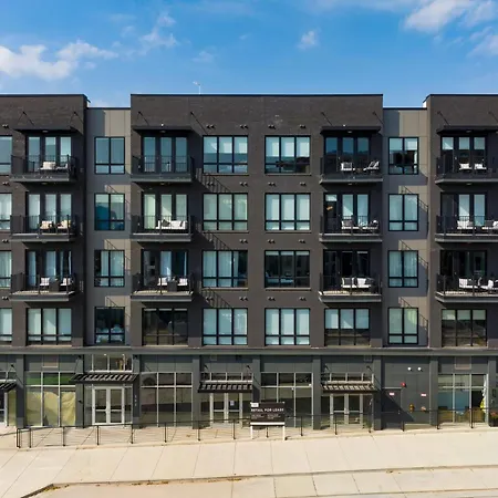 Holiday home Walkable Midtown Location Modern Amenities Pool Gym Anthem By Avantstay *