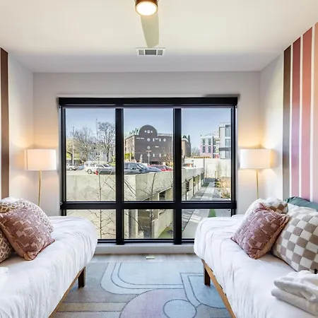 Holiday home Walkable Midtown Location Modern Amenities Pool Gym Anthem By Avantstay