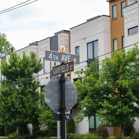 Holiday home 7 Min Drive To Broadway- Walkable Neighborhood