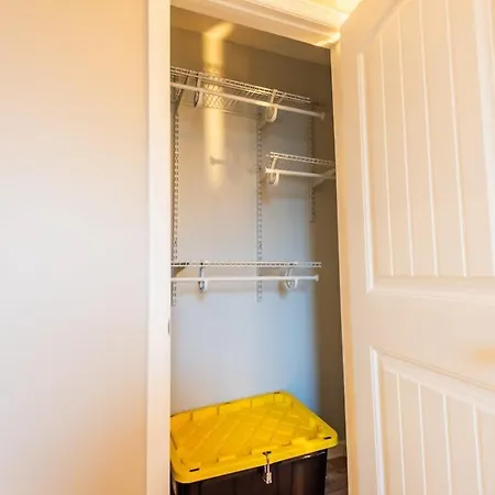Apartment Sleeps 6-full Kitchen-4 Beds-big Couch-officespace *