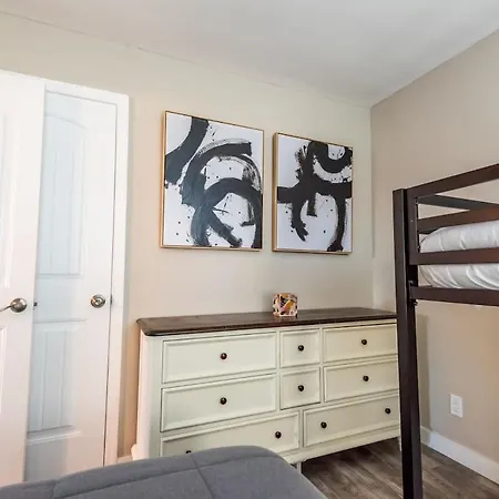 Apartment Sleeps 6-full Kitchen-4 Beds-big Couch-officespace