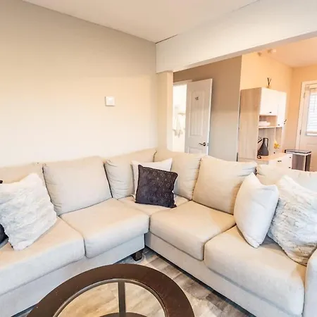 Apartment Sleeps 6-full Kitchen-4 Beds-big Couch-officespace Nashville