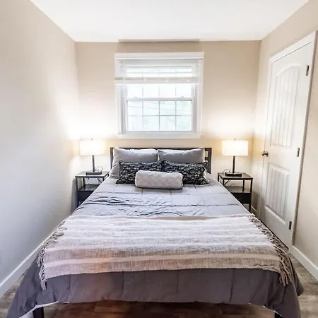 Sleeps 6-full Kitchen-4 Beds-big Couch-officespace Apartment *