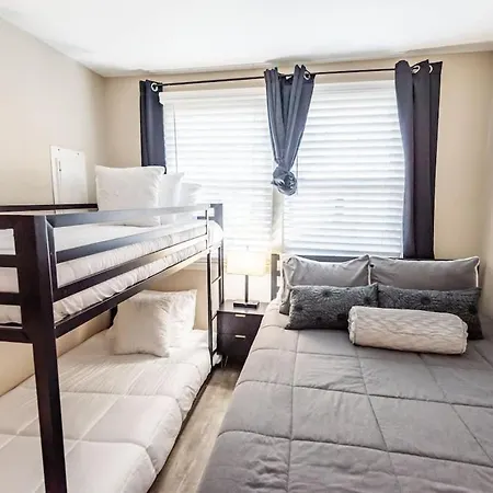 Apartment Sleeps 6-full Kitchen-4 Beds-big Couch-officespace *
