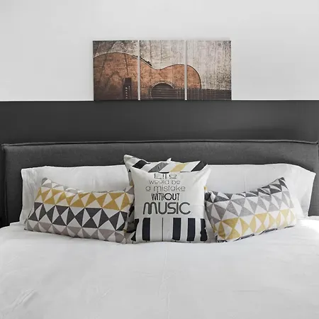 Chic Oasis 5 Mins To Broadway - 8 Beds - B-Nashy *