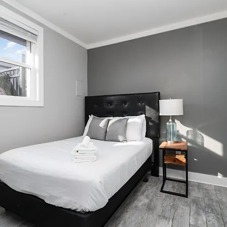 Holiday home Hidden Pearl-3 Units-private Patios-near Broadway