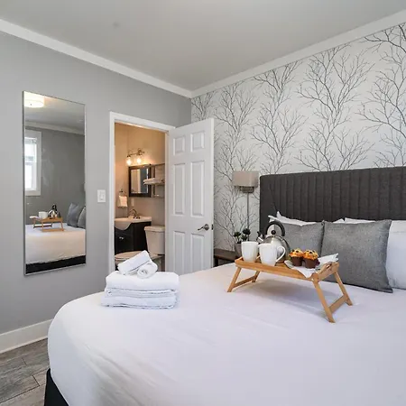 Holiday home Hidden Pearl-3 Units-private Patios-near Broadway *