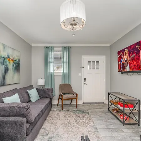 Holiday home Hidden Pearl-3 Units-private Patios-near Broadway