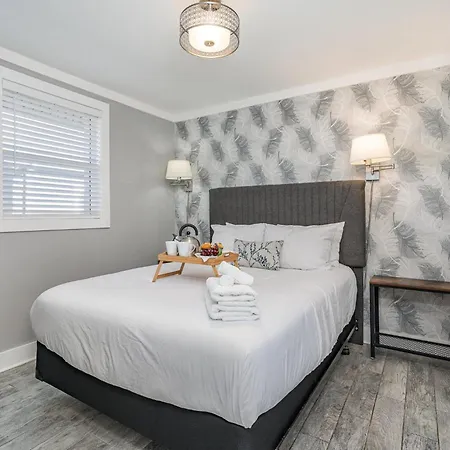 Holiday home Hidden Pearl-3 Units-private Patios-near Broadway *