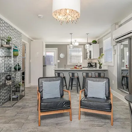 Holiday home Hidden Pearl-3 Units-private Patios-near Broadway *