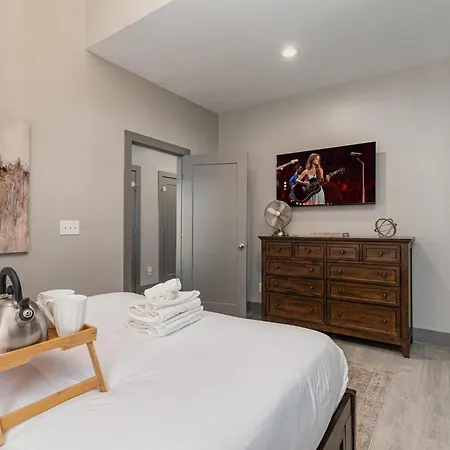Mystic Pearls - 2 Units - Next To Broadway * Nashville