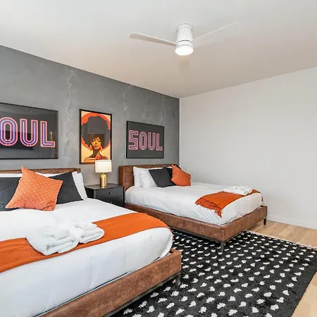 Holiday home Duet - 2 Units - Rooftop Patios - Mins To Broadway *