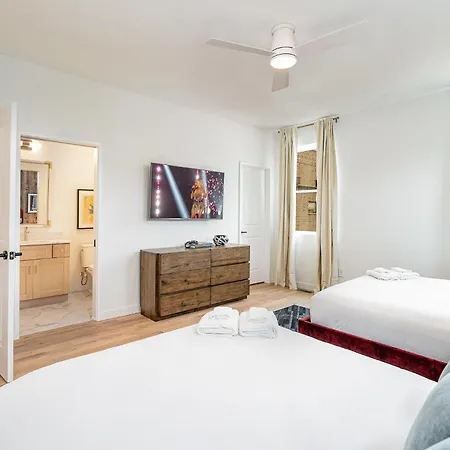 Holiday home Duet - 2 Units - Rooftop Patios - Mins To Broadway