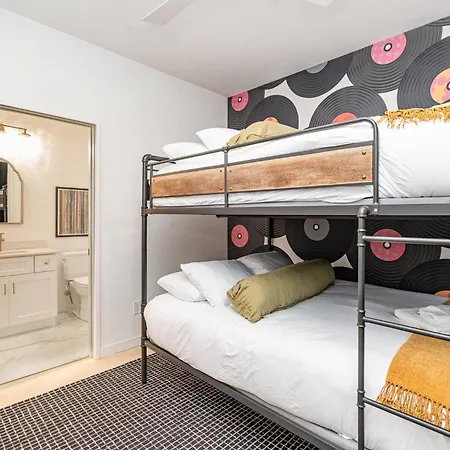Holiday home Duet - 2 Units - Rooftop Patios - Mins To Broadway