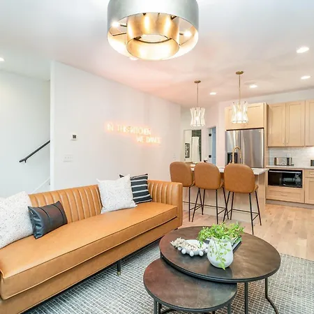 Holiday home Duet - 2 Units - Rooftop Patios - Mins To Broadway *