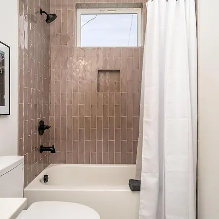 Duet - 2 Units - Rooftop Patios - Mins To Broadway Holiday home