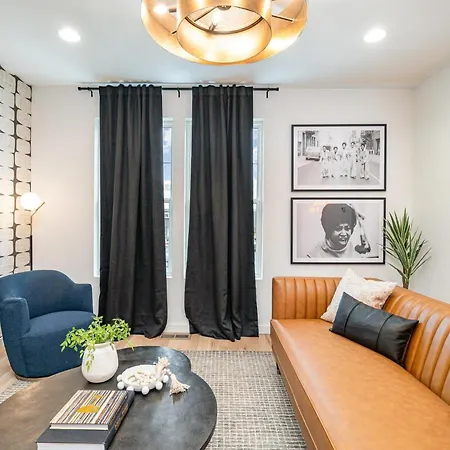 Holiday home Duet - 2 Units - Rooftop Patios - Mins To Broadway