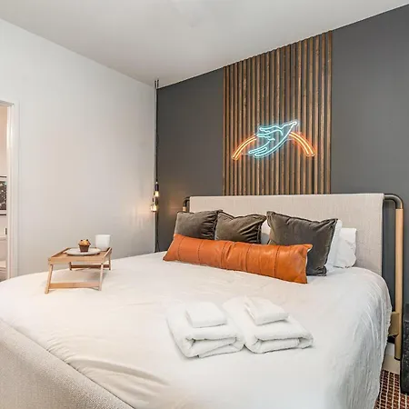 Duet - 2 Units - Rooftop Patios - Mins To Broadway Holiday home *